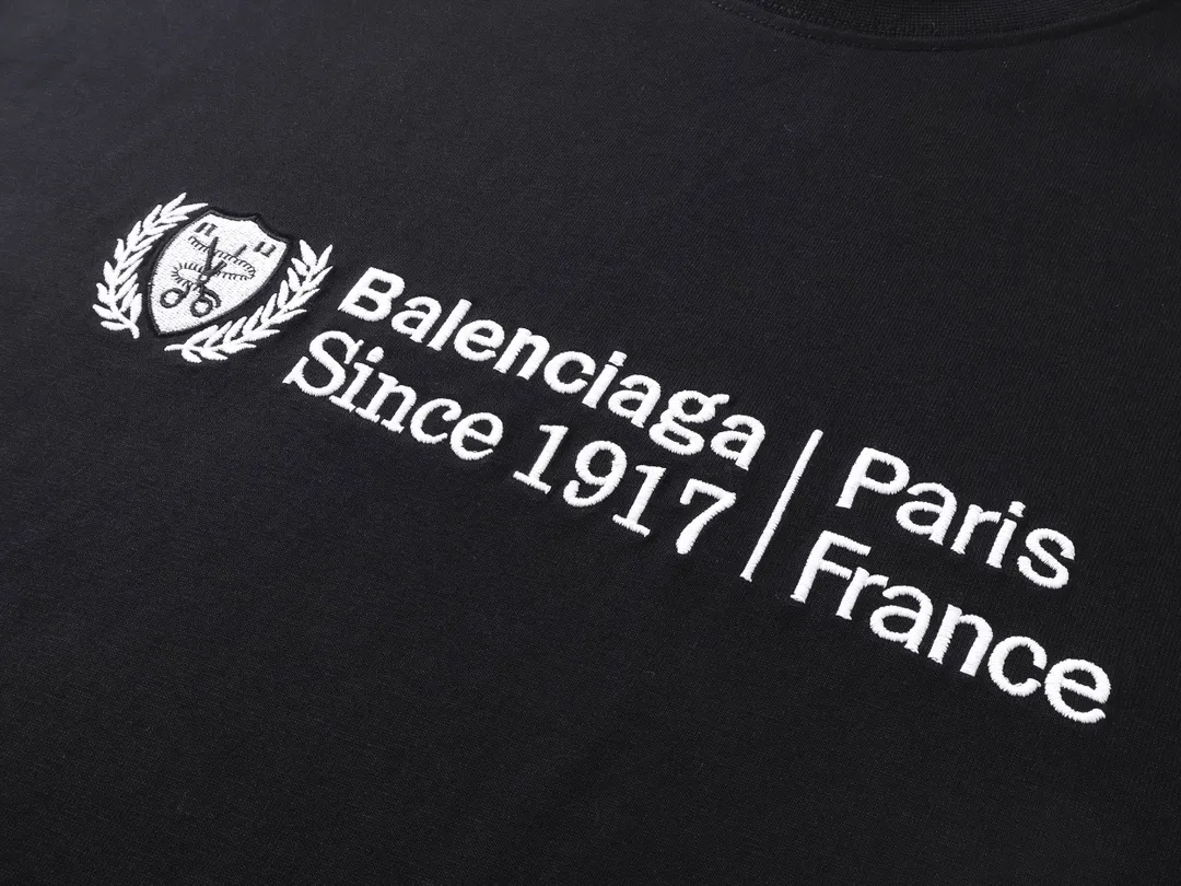 【 . Quality】BALENCI*GA/ .2025New Arrival 。 . . Authentic ， ！ ZP 。 260 ， . ， ，。 。 . ， 。 。 OS . Same Style ：BL 253620 ：Black Size：XS S M L
